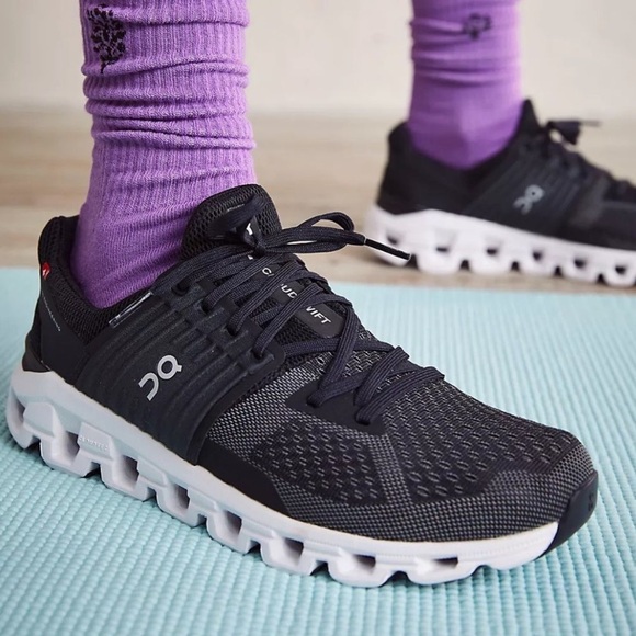 On Cloud Shoes - Picture 2 of 6